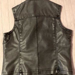 Sleeveless Motto Faux leather jacket